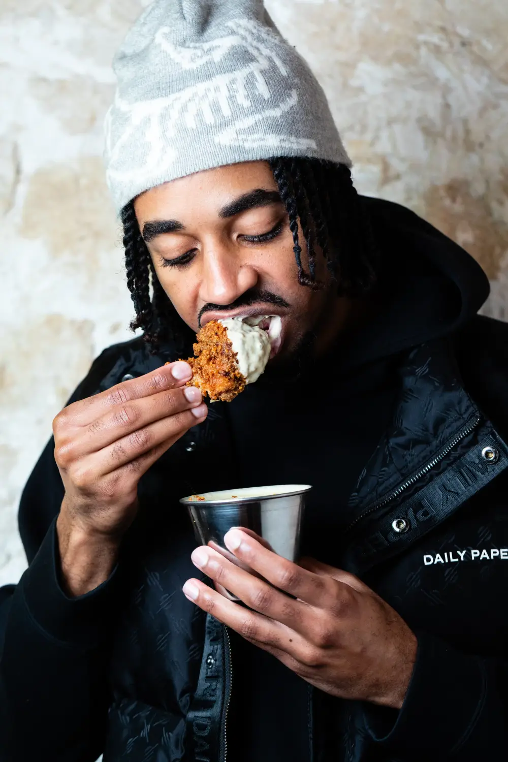 Client savourant un tender de poulet frit halal CRISPY SOUL