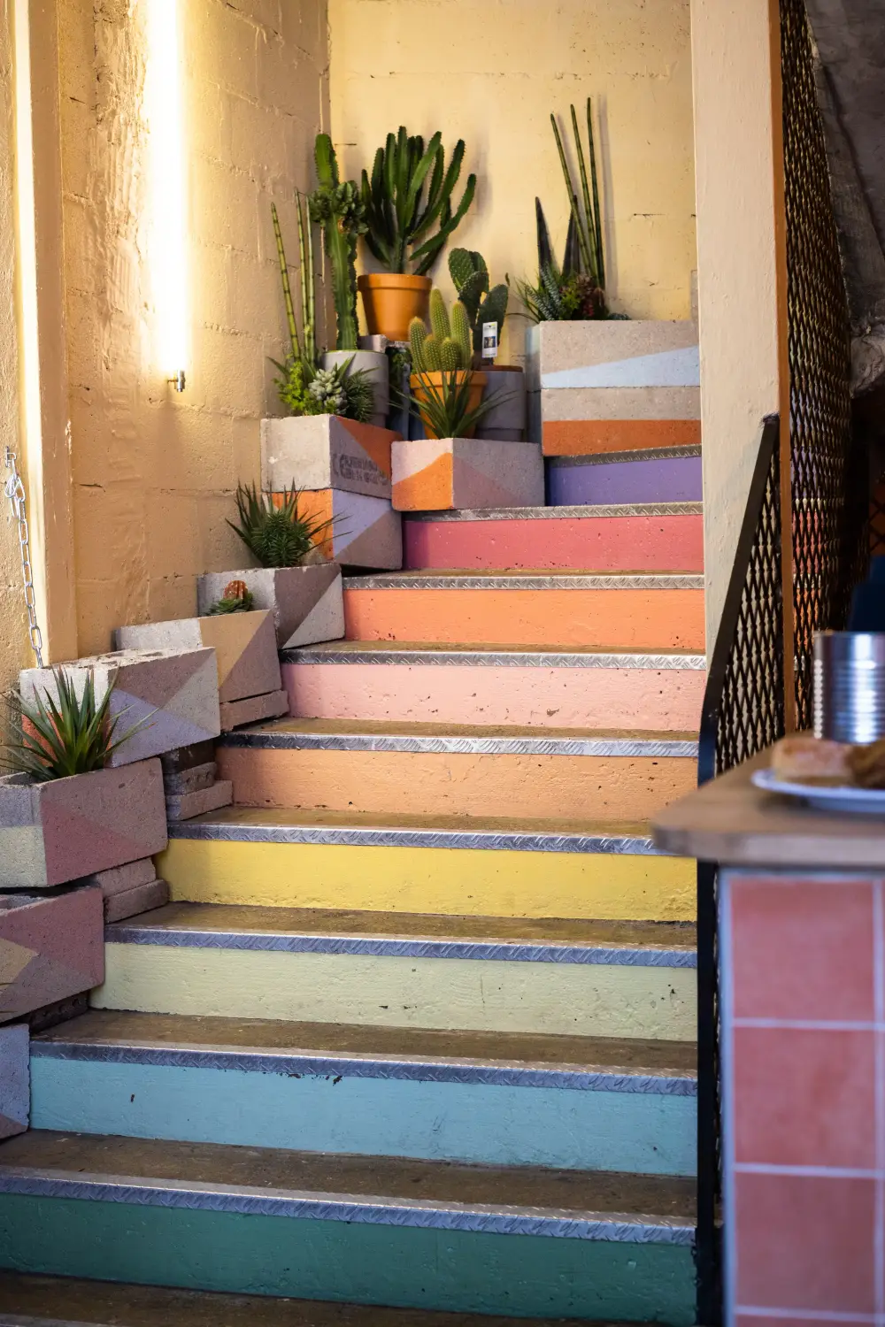 Escalier multicolore et plantes, déco signature CRISPY SOUL
