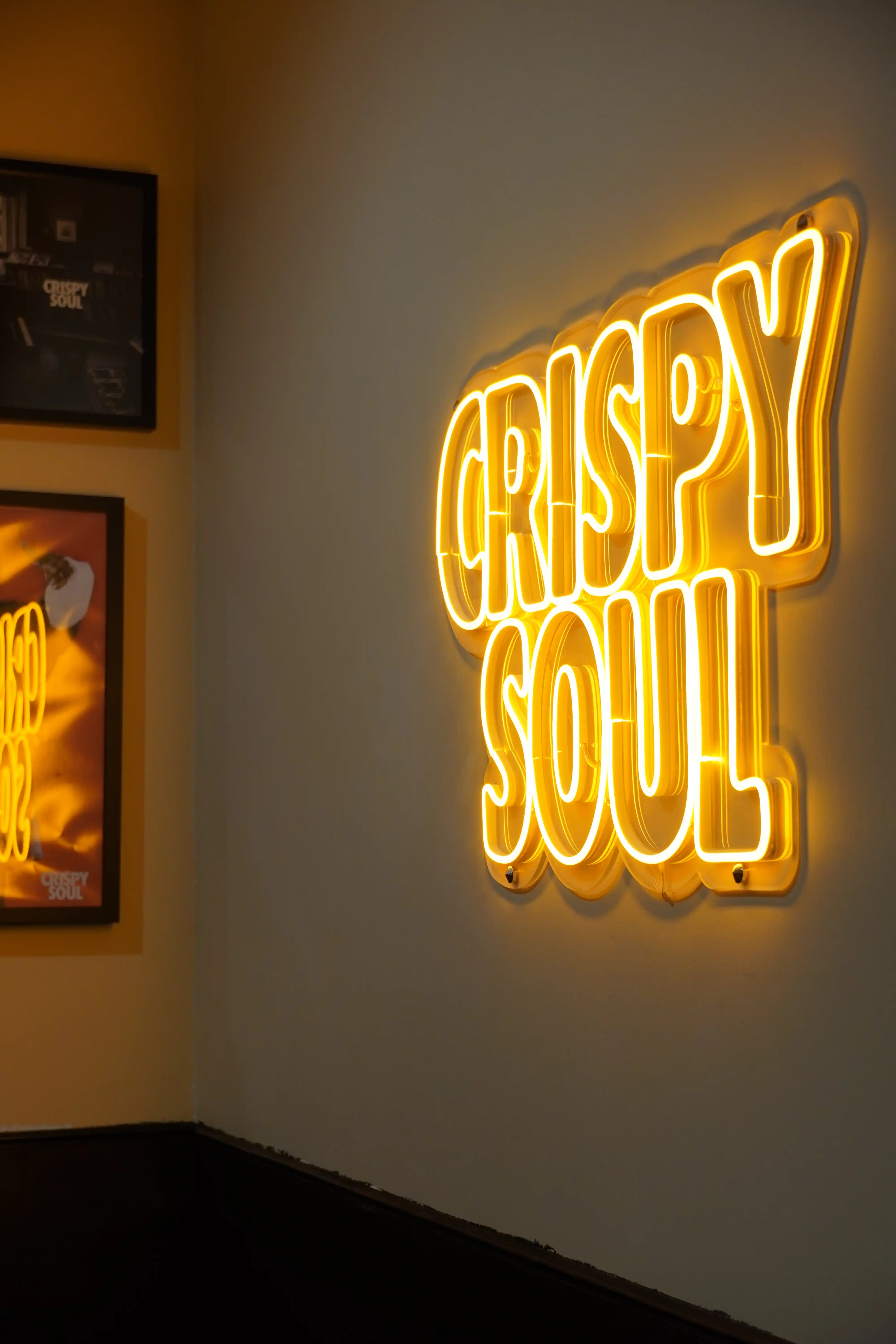 Néon CRISPY SOUL, ambiance soul food nocturne